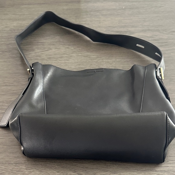 foxer Handbags - Chic Black Leather Shoulder Bag